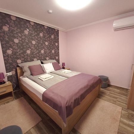 Ilona Apartman Gyula Esterno foto